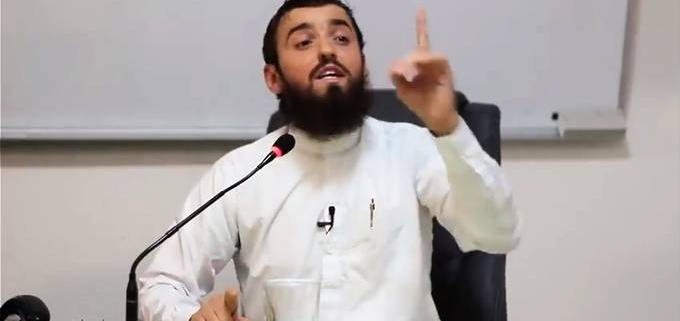 Hetzte gegen Juden und Homosexuelle und instrumentalisierte den Tod eines Jungen: Umstrittener Imam zieht weg