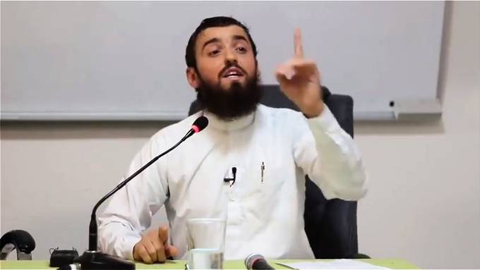 Hetzte gegen Juden und Homosexuelle und instrumentalisierte den Tod eines Jungen: Umstrittener Imam zieht weg