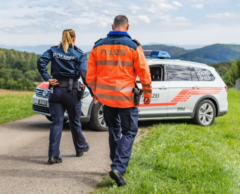 Brutaler Überfall: Zwei Eritreer fesseln und nötigen Frau in Wohnung.