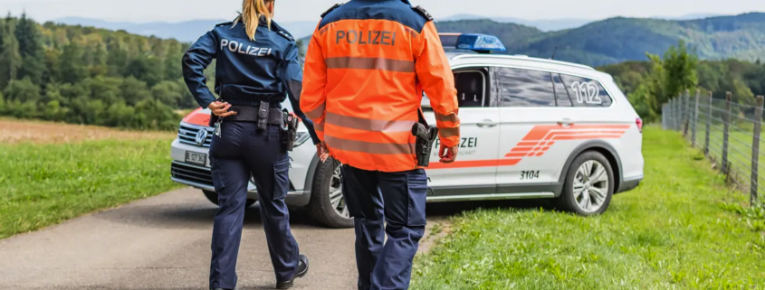 Brutaler Überfall: Zwei Eritreer fesseln und nötigen Frau in Wohnung.