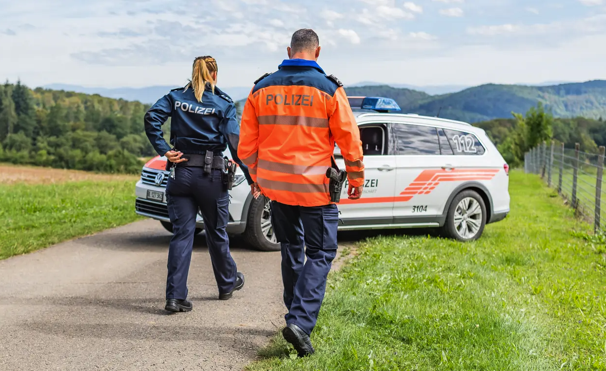 Brutaler Überfall: Zwei Eritreer fesseln und nötigen Frau in Wohnung.