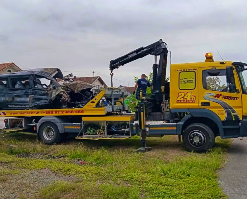 Das indisch-brasilianische Schleuser-Paar, welches das in Kroatien verunfallte Auto mietete, ist im Kanton Bern wohnhaft. Die Frau hat ihren Sohn einem Bekannten in Obhut gegeben – und meldet sich nun nicht mehr.