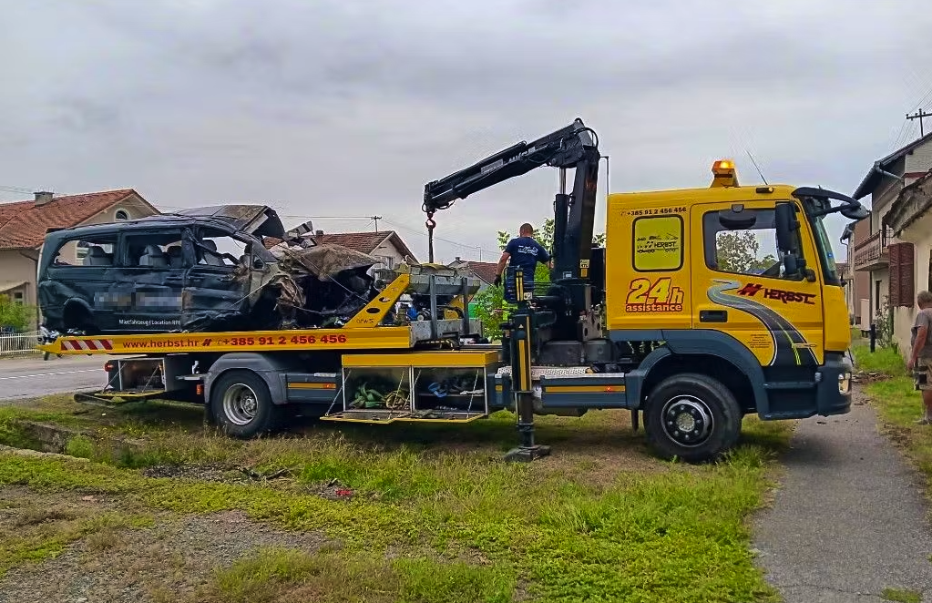 Das indisch-brasilianische Schleuser-Paar, welches das in Kroatien verunfallte Auto mietete, ist im Kanton Bern wohnhaft. Die Frau hat ihren Sohn einem Bekannten in Obhut gegeben – und meldet sich nun nicht mehr.